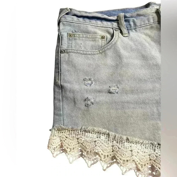FREE PEOPLE women’s denim Jean shorts light wash sz 29 crochet hems distressed - Picture 3 of 7